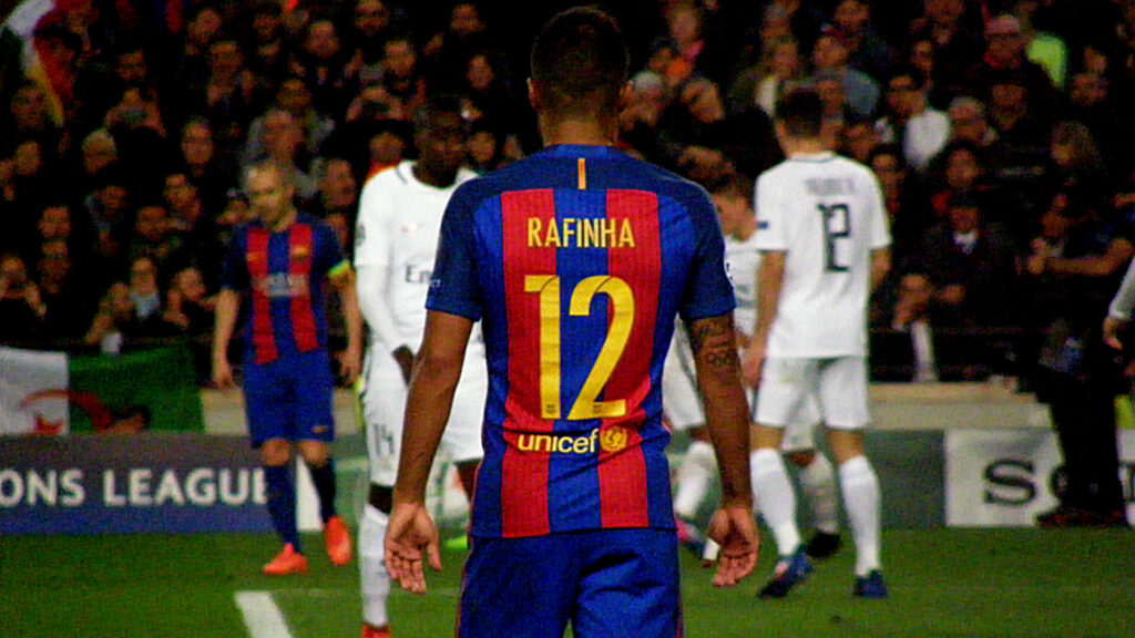 Le PSG prépare son offre et se positionne face à la concurrence du FC Barcelone